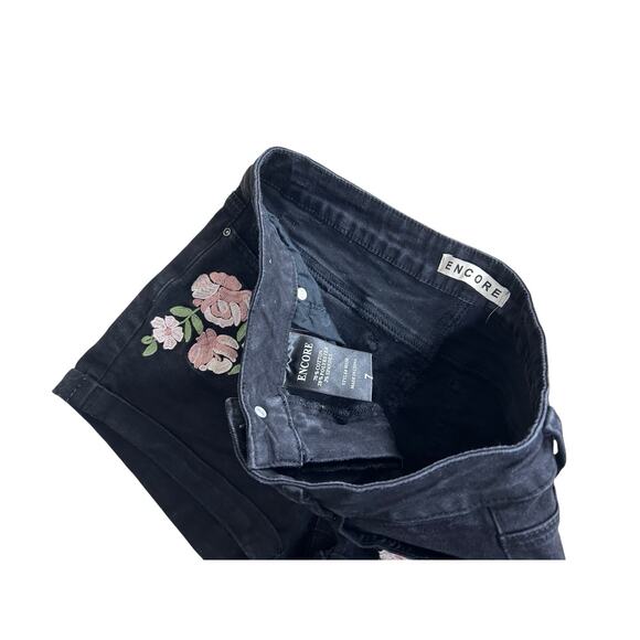Encore Black Embroidered Flowers Jean Shorts Sz 7 Cuffed Stretch 2.5" Inseam - Picture 3 of 7